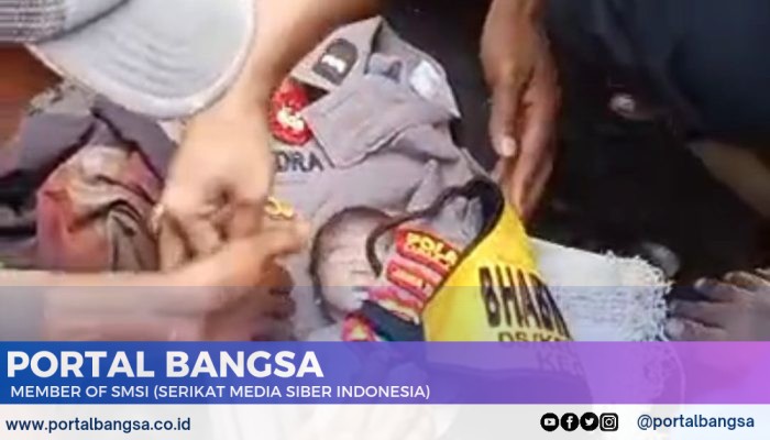 Polisi evakuasi jasad bayi Ditemukan Tersangkut di Sungai Mujur
