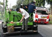 Bersama Dinas Terkait, Pj Bupati Bondowoso Tinjau Trial Pengaspalan Jalan