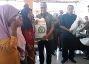 Pemkab Bondowoso Kembali Beri Bantuan Pangan pada 117.695 KPM