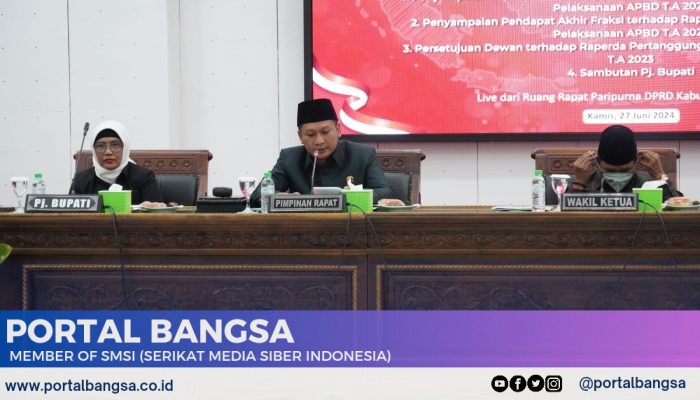 Ketua DPRD Kabupaten Lumajang Eko Adis Prayoga, SE Memimpin Rapat Paripurna.