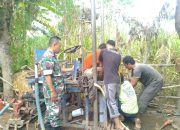 Atasi Kurangnya Ketersediaan Air Babinsa 0822/14 Bondowoso Pantau Pembuatan Sumur Bor