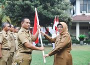 Jelang Hari Kemerdekaan RI Ke-79, Pj. Bupati Lumajang Bagikan Bendera Merah Putih