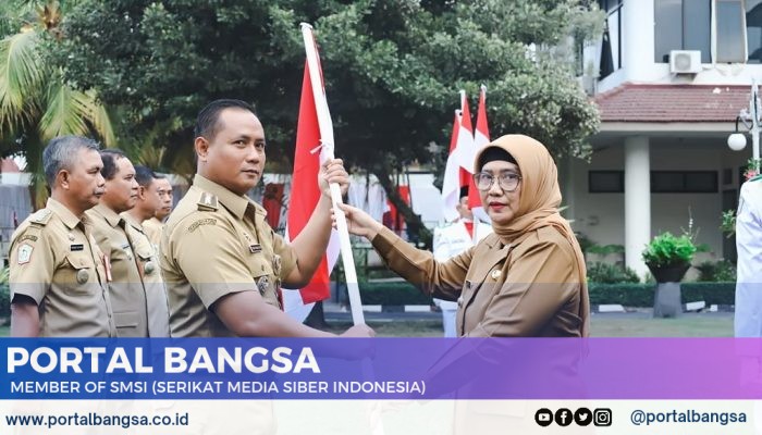 Jelang Hari Kemerdekaan RI Ke-79, Pj. Bupati Lumajang Bagikan Bendera Merah Putih