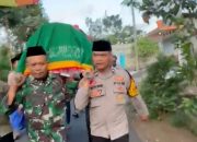 Anggota Polsek Sumbersuko Hadiri Pemakaman Perangkat Desa Purwosono