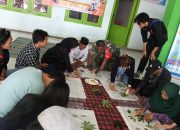 Babinsa Koramil 0822/02 Curahdami Dampingi Pelatihan Membatik