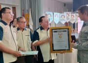 Prabowo Subianto Terima Pin Emas dari SMSI