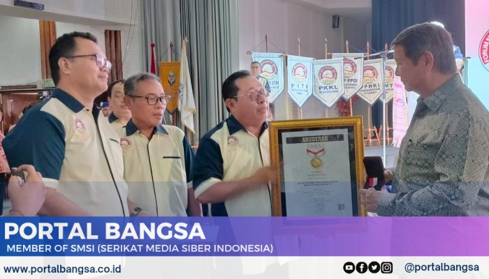 Prabowo Subianto Terima Pin Emas dari SMSI