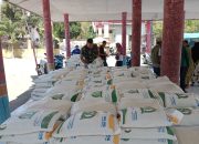 Babinsa Desa Mengok Dampingi Penyaluran Bantuan Beras untuk 1.502 Warga