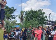 Meriahkan HUT RI Ke 79, Sertu Gatot Bantu Pengamanan Lomba Panjat Pinang