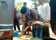 Bupati Situbondo Salurkan Bantuan Air Bersih dan Sembako Bagi Terdampak Kekeringan