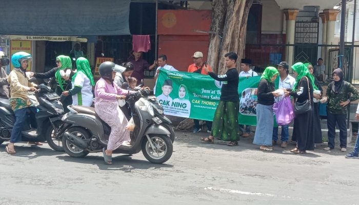 Relawan Kerudung Ijo (RAKI) Berbagi Ratusan Nasi Bungkus