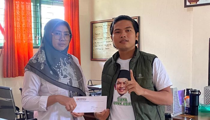 Beredar Foto Sekda Lumajang Berpose Dua Jari, Siapakah Pelakunya?