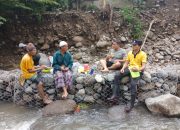 Cegah Bencana Hidrometerologi, BPBD Bondowoso Beri Bantuan Kawat Bronjong untuk Warga Leprak
