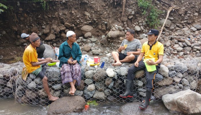 Cegah Bencana Hidrometerologi, BPBD Bondowoso Beri Bantuan Kawat Bronjong untuk Warga Leprak