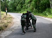Sigap Bantu Warga, Dua Satgas TMMD Bantu Dorong Motor di Tanjakan