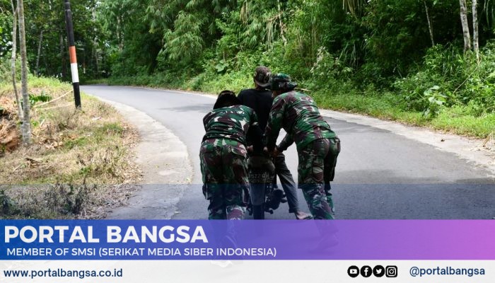 Sigap Bantu Warga, Dua Satgas TMMD Bantu Dorong Motor di Tanjakan