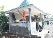 Semangat dan Kompak di TMMD, TNI dan Warga Gotong Royong Cat Poskamling