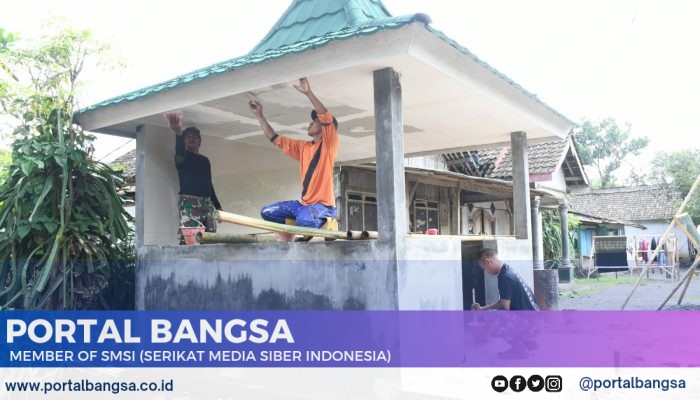 Semangat dan Kompak di TMMD, TNI dan Warga Gotong Royong Cat Poskamling