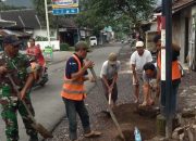 Pasang RPPJ, Satgas TMMD Peduli Keselamatan Warga