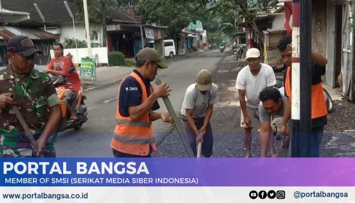Pasang RPPJ, Satgas TMMD Peduli Keselamatan Warga