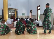 Sholat Jumat, Dan Satgas Tekan Anggota Tinggalkan Lokasi