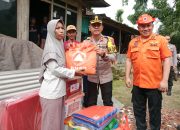 Kolaborasi Polres dan BPBD Bondowoso, Beri Bantuan Pada Warga Terdampak Bencana Puting Beliung