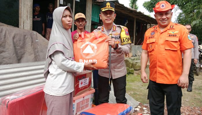 Kolaborasi Polres dan BPBD Bondowoso, Beri Bantuan Pada Warga Terdampak Bencana Puting Beliung