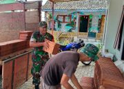 Semangat Gotong Royong, Babinsa Kawal Drop Genteng