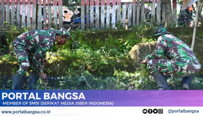 Cegah Hama Ular dan Tikus, Satgas TNI Gotong Royong Bersih Rumput Liar