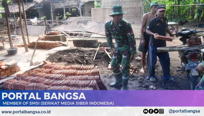 Pastikan Lancar Pembangunan, TNI Angkut Material Pakai Roda Dua