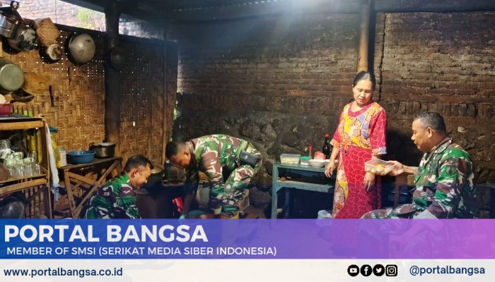 Eratkan Silaturahmi, Satgas TNI Memasak di Rumah Warga