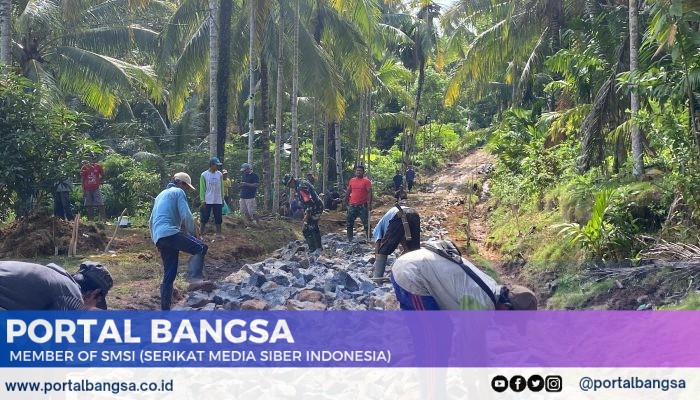 Semangat Guyup Rukun, TNI dan Warga Kompak Pecah Batu Bangun Jalan di Pekon Pemerihan