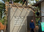 Bukti Kemanunggalan, TNI dan Warga Antusias Bangun MCK Masjid di Hari ke-12 TMMD ke-124