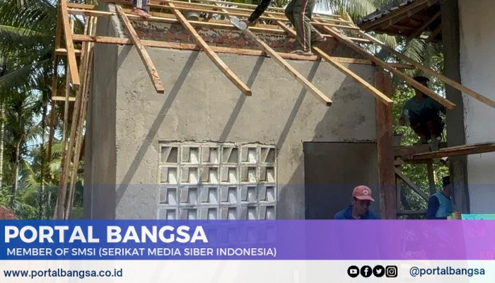 Bukti Kemanunggalan, TNI dan Warga Antusias Bangun MCK Masjid di Hari ke-12 TMMD ke-124