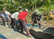 Wujudkan Kemanunggalan, Komandan SSK TMMD Kodim 0422/LB Turun Langsung Bantu Warga Cor Jalan