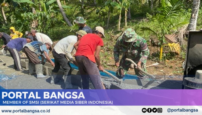 Wujudkan Kemanunggalan, Komandan SSK TMMD Kodim 0422/LB Turun Langsung Bantu Warga Cor Jalan