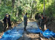 Wujud Kebersamaan, TNI dan Warga Warnai Pembangunan Jalan