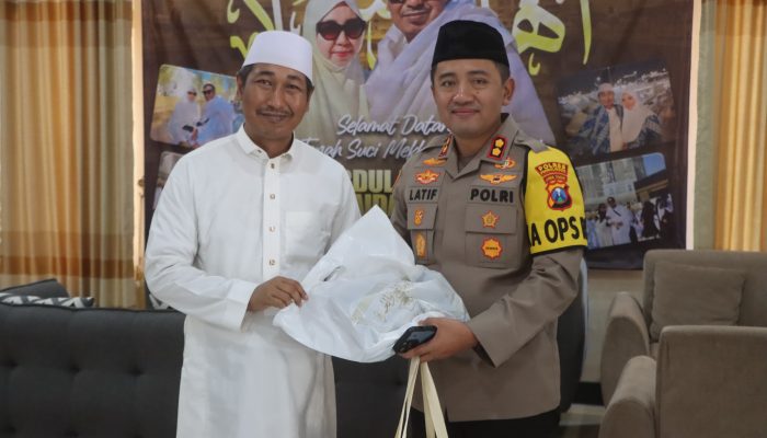Awali Tugas, Kapolres Probolinggo Silaturahmi ke KH. Abdul Hadi Noer di Ponpes Nurul Qodim Paiton