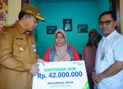 Wali Kota Dokter Aminuddin Serahkan Santunan Jaminan Kematian ke 8 Ahli Waris.