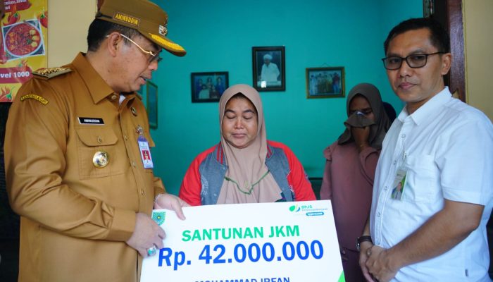 Wali Kota Dokter Aminuddin Serahkan Santunan Jaminan Kematian ke 8 Ahli Waris.
