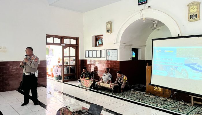 Polres Probolinggo Edukasi Keselamatan Berlalu Lintas di Ponpes Rofiatul Islam Krejengan