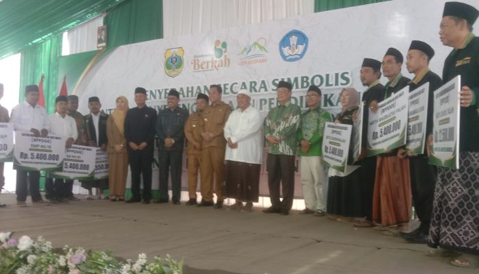 Bupati Bondowoso Salurkan Batuan BPPDGS Untuk Pendidikan Diniyah dan Guru Swasta
