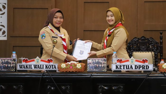 Pandangan Umum Fraksi Terkait Dua Raperda Strategis, Ini Jawaban WaWali Ina Dwi Lestari.