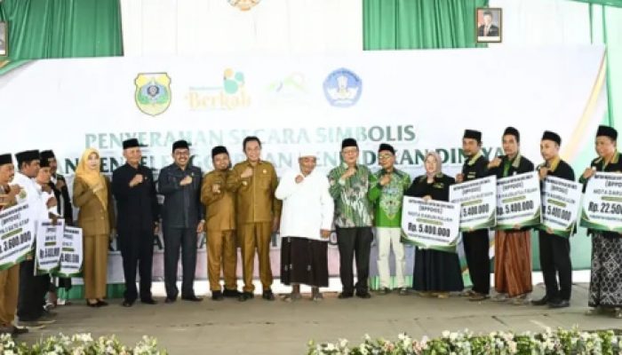 Pemkab Bondowoso Serahkan Bantuan BPPDGS Tahun Anggaran 2025.