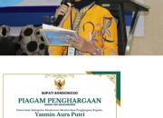 Toreh Prestasi, Bupati Beri Penghargaan Pada Siswi SMKN 1 Bondowoso