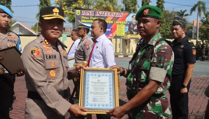 Kapolres Probolinggo Beri Penghargaan pada Anggota Polri, TNI, dan Masyarakat Berprestasi