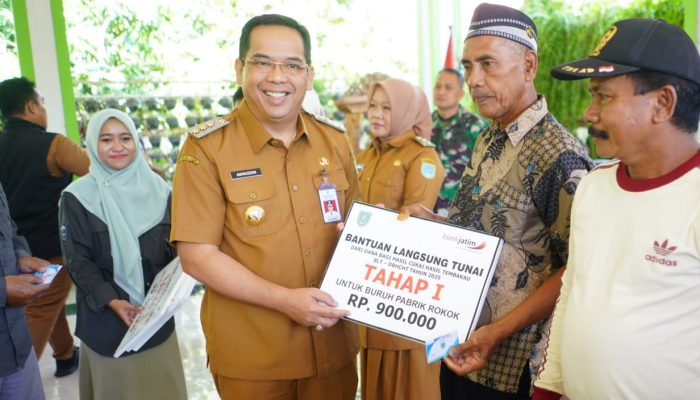 Wali Kota Probolinggo Buka Usaha Dengan Gelontorkan BLT DBHCHT TAHAP I Kepada 3.708 Warga.