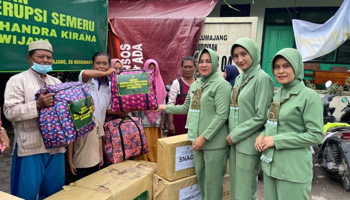 Persit KCK Rem 083/Bdj, Hadir Bantu Pemulihan Korban Erupsi Gunung Semeru