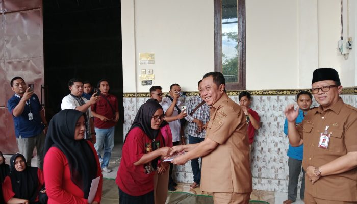 71 Buruh Rokok Terima Bantuan Bupati Tegaskan Penyaluran BLT DBHCHT Harus Tanpa Potongan