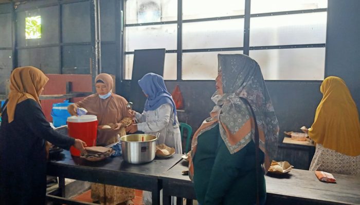 Hangatnya Kebaikan: Warung Ridha Allah Sajikan Menu 4 Sehat 5 Sempurna Gratis
